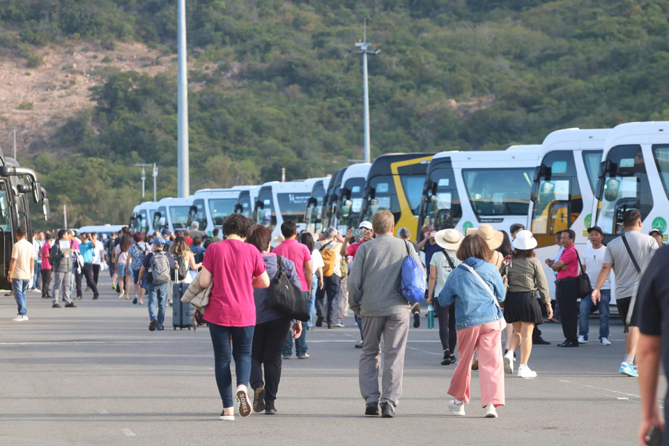 Khách du lịch tàu biển di chuyển tham quan các điểm đến tại Nha Trang - Khánh Hòa