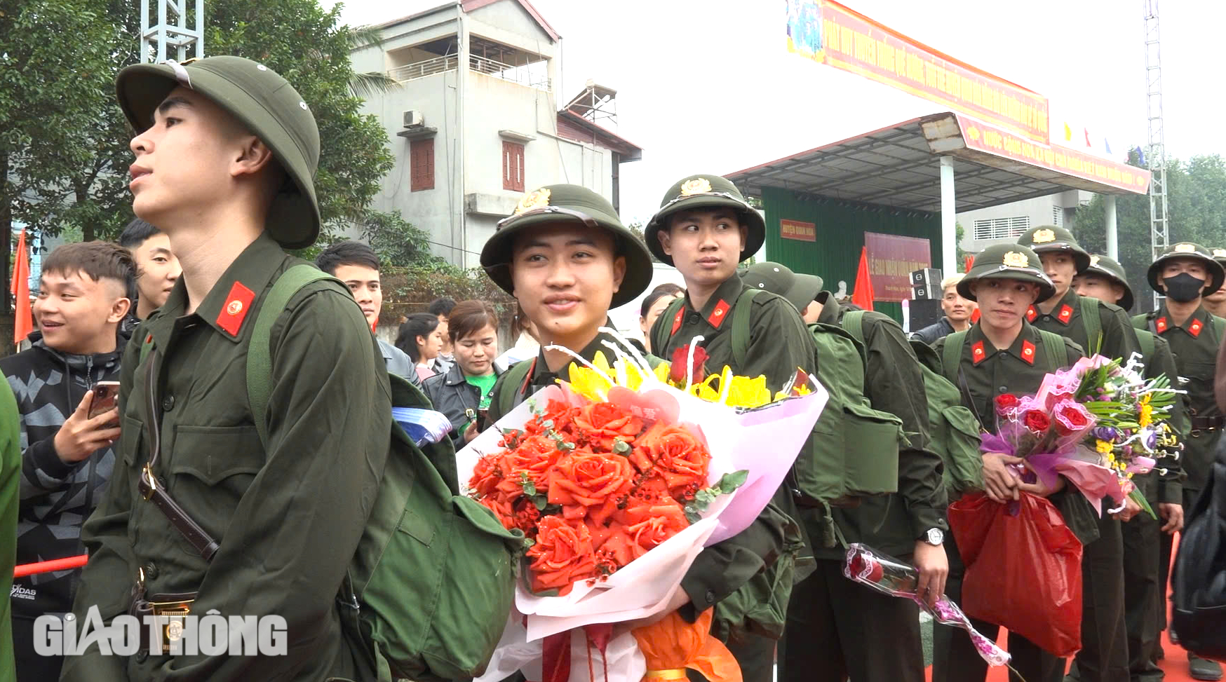 Tân binh chia tay người thân phấn khởi lên đường nhập ngũ- Ảnh 11.