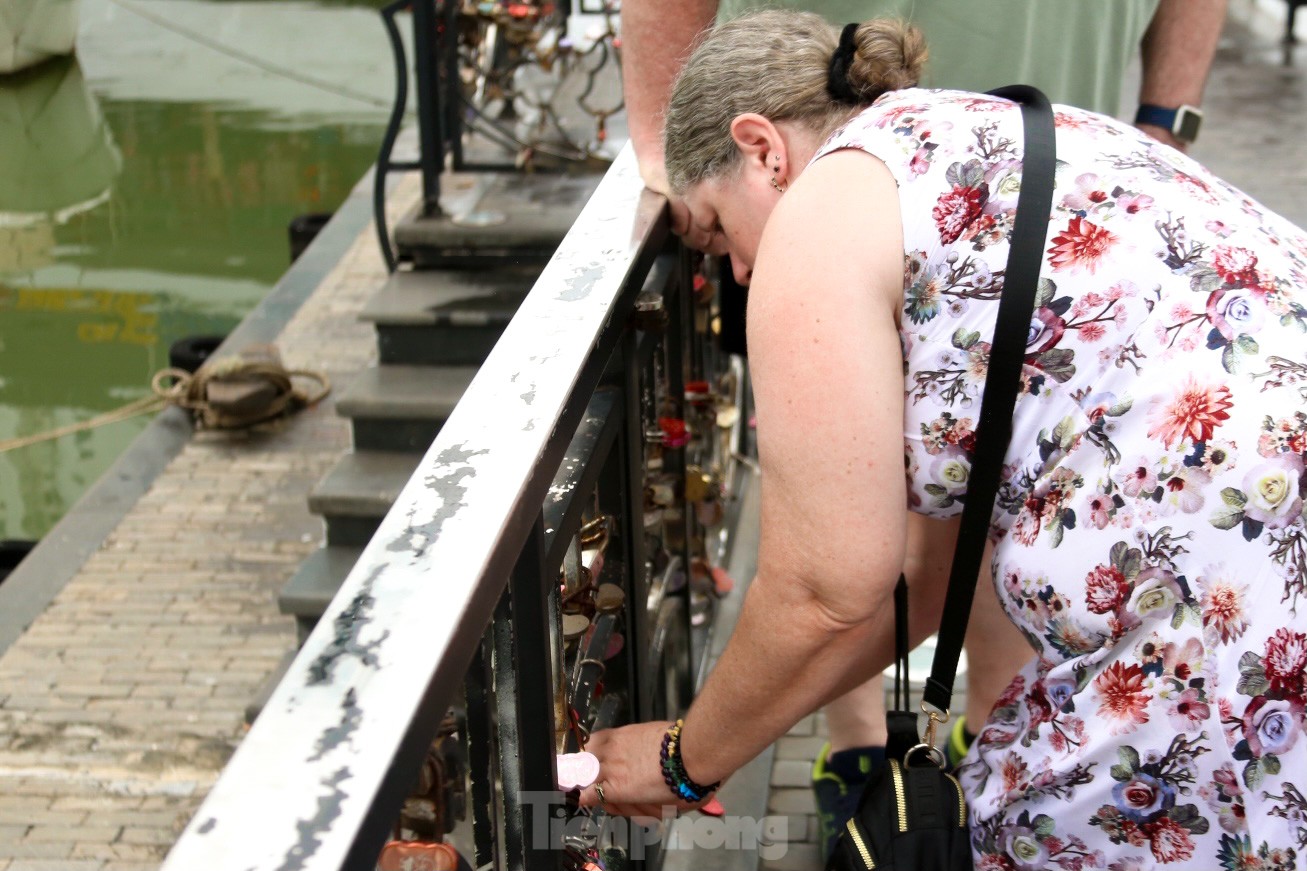 Love locks on a special bridge in Da Nang on Valentine's Day photo 9