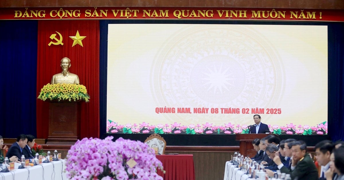 Quang Nam Provincial People's Committee requests urgent development of a double-digit growth scenario in 2025