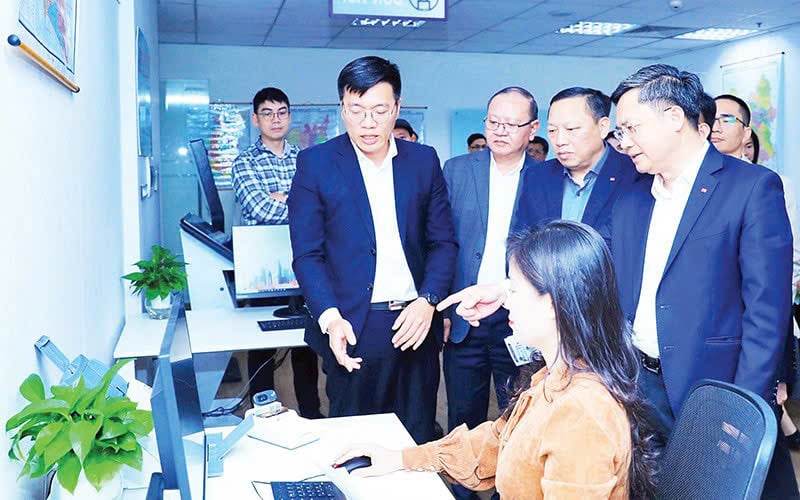 Hanoi City leaders visit the digital model at the City Public Administration Service Center.