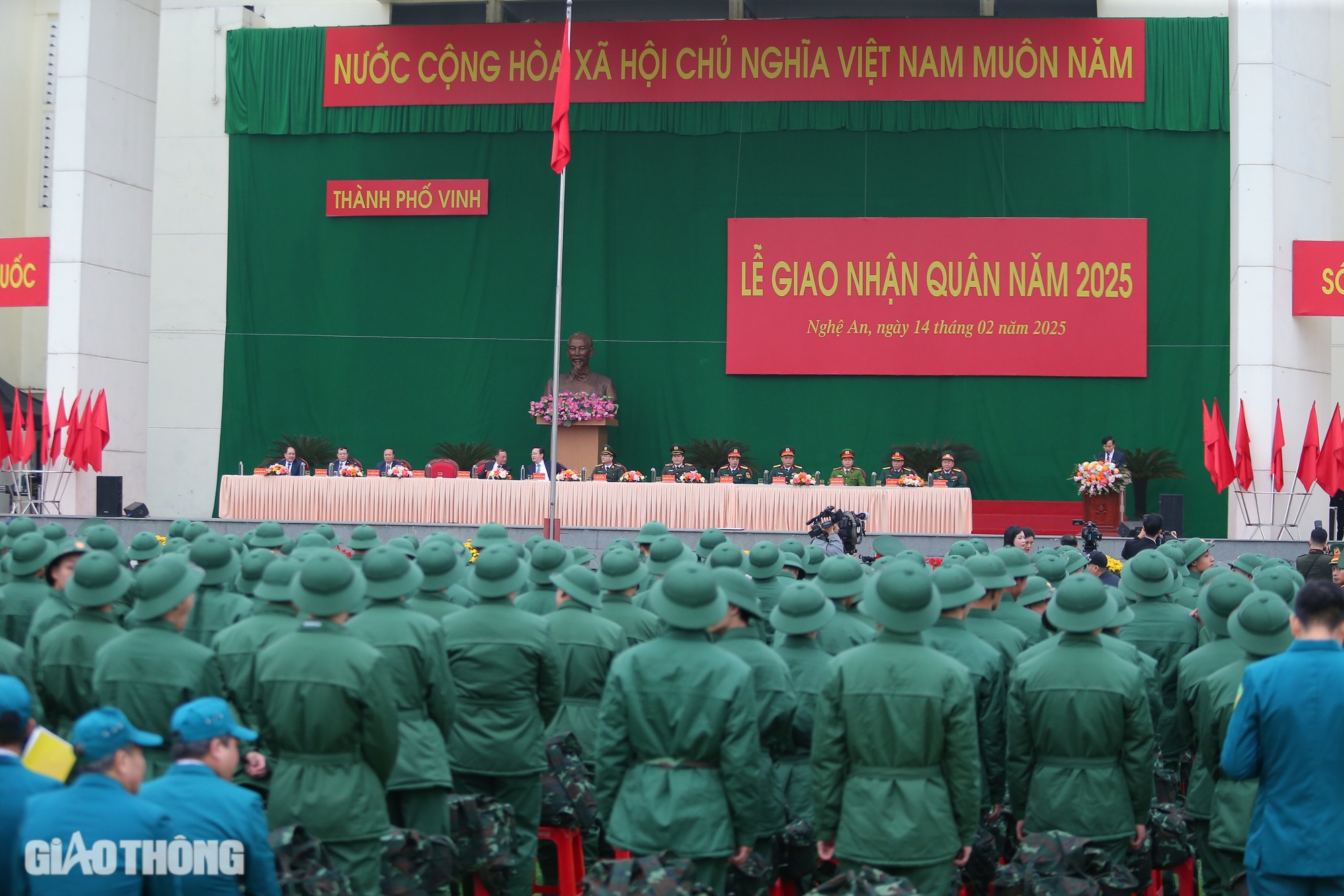 Tân binh chia tay người thân phấn khởi lên đường nhập ngũ- Ảnh 15.