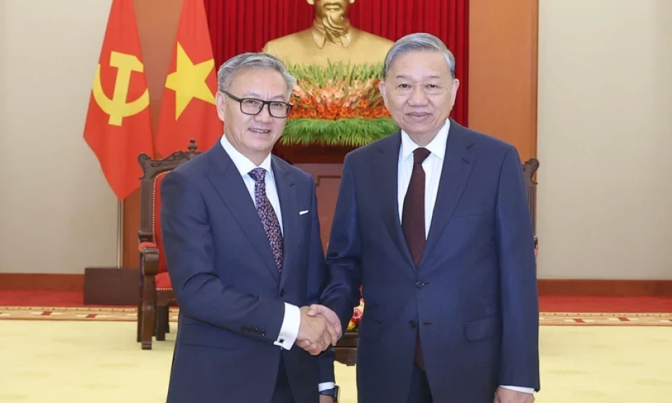 El Secretario General To Lam recibe al Ministro de Asuntos Exteriores de Laos, Thongsavanh Phomvihane