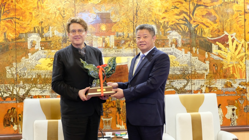 Le vice-président du Comité populaire de Hanoi, Nguyen Manh Quyen, a offert des souvenirs aux membres de la délégation du Conseil mondial de l'artisanat.