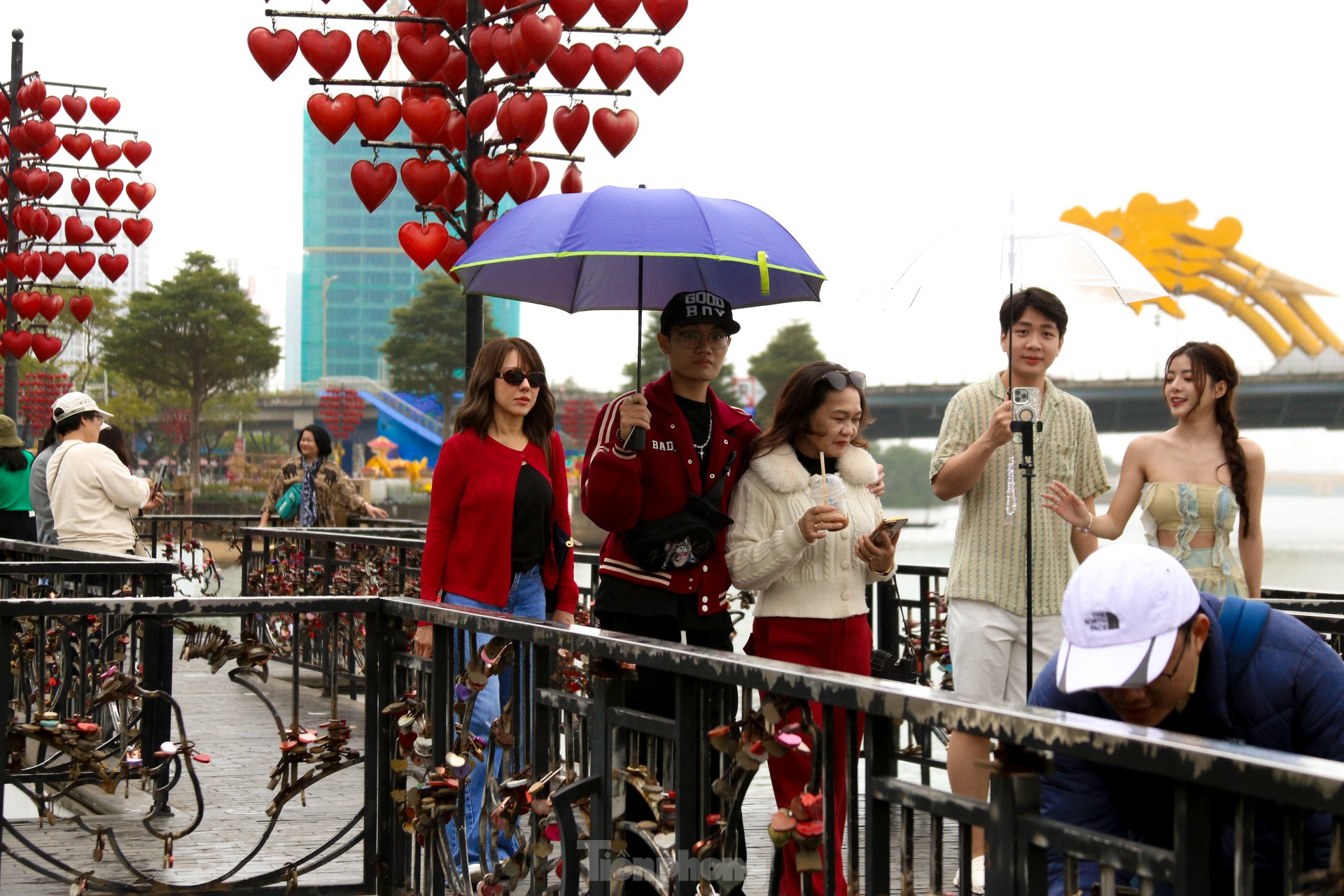 Love locks on a special bridge in Da Nang on Valentine's Day photo 12