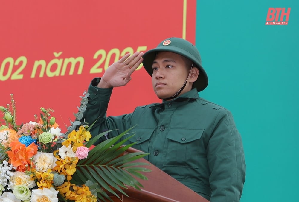 Provincial Party Secretary Nguyen Doan Anh attended the military enlistment ceremony in Thanh Hoa City.