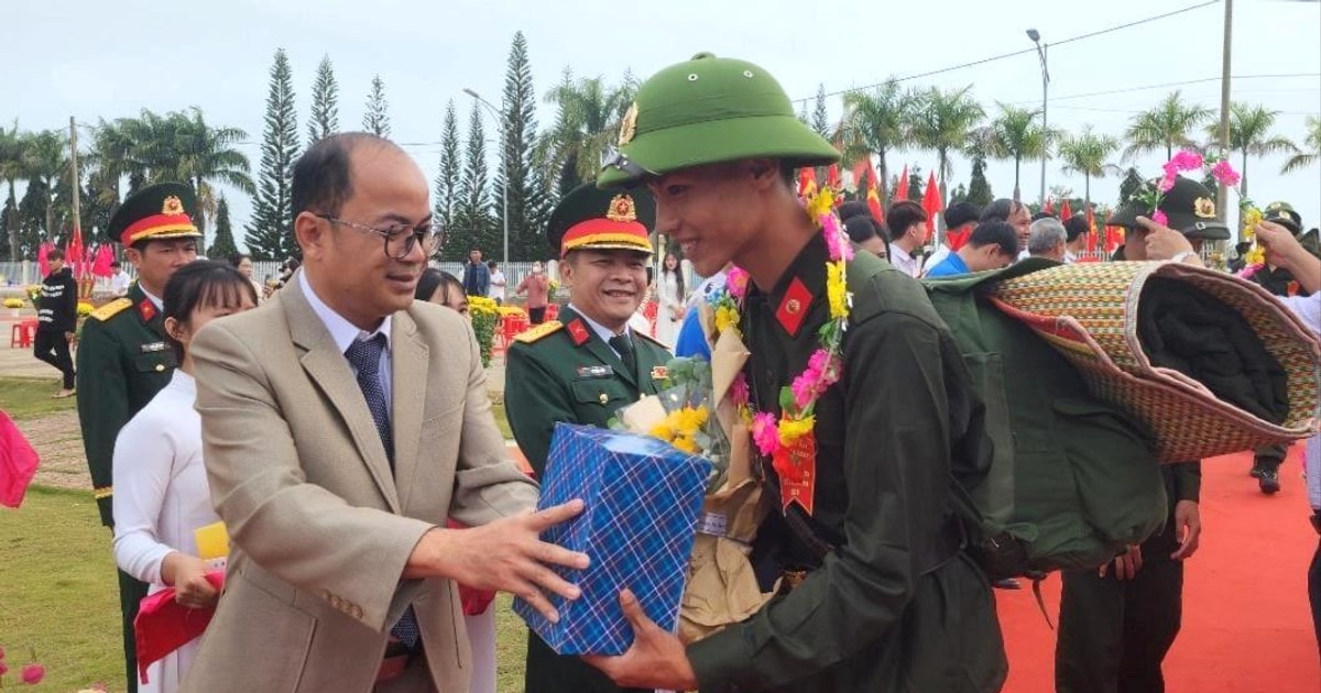 123 thanh niên huyện Đắk Glong lên đường nhập ngũ