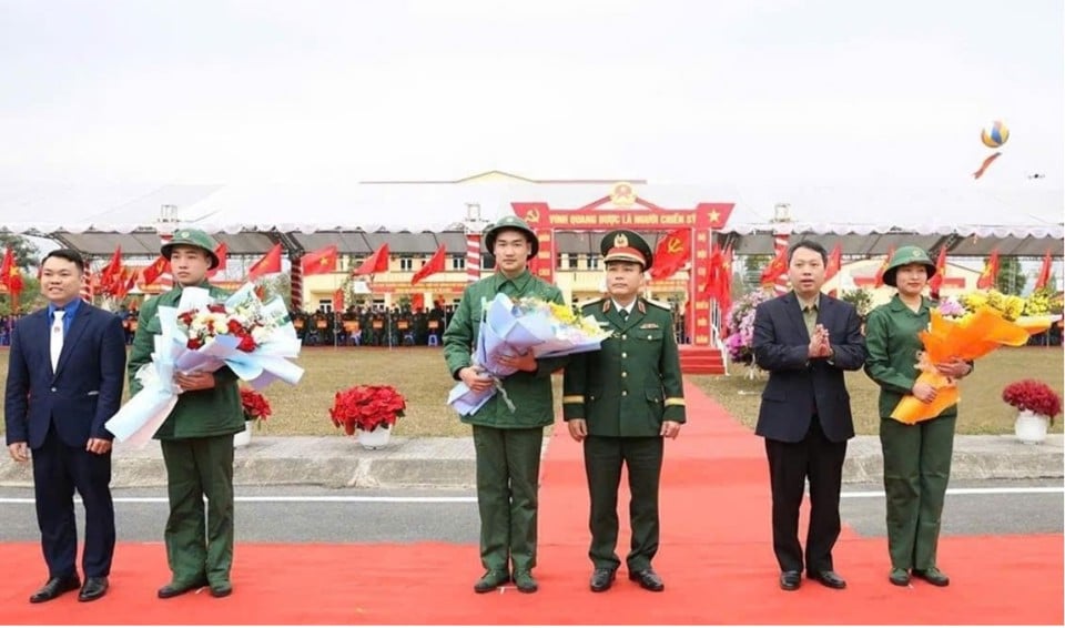 Chairman of Thai Nguyen Provincial People's Committee Nguyen Huy Dung and delegates presented flowers to encourage new recruits in Thai Nguyen city.