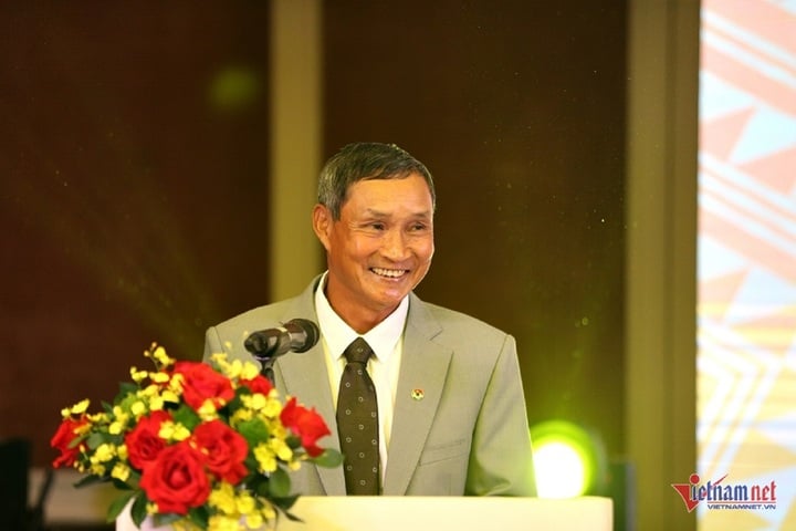 Coach Mai Duc Chung received the title of Hero of Labor. Photo: SN