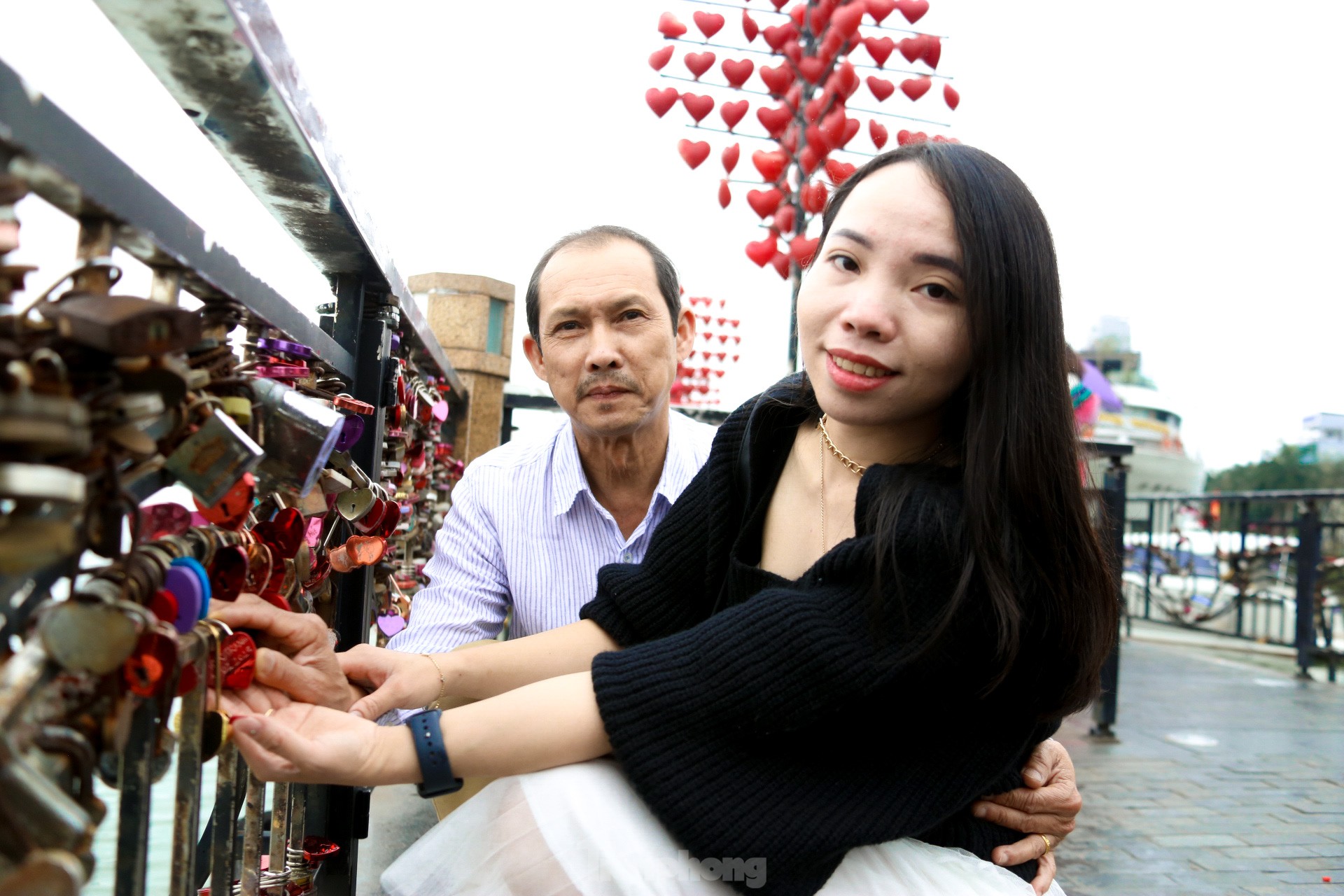 Love locks on a special bridge in Da Nang on Valentine's Day photo 6