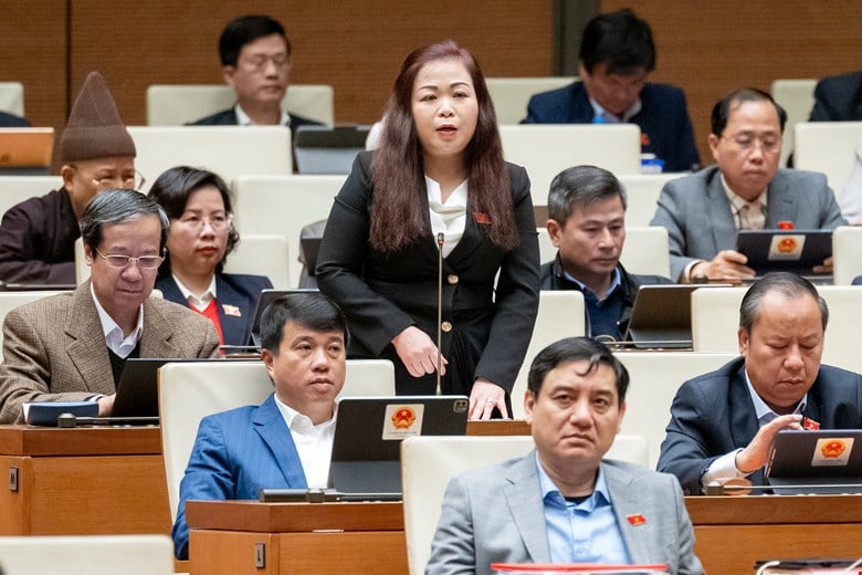 Die Abgeordnete der Nationalversammlung, Vu Thi Luu Mai (Delegation der Nationalversammlung von Hanoi), schlug vor, dem Gesetz zur Verkündung von Rechtsdokumenten Bestimmungen zur Verantwortung und Folgenabschätzung bei der Verkündung von Dekreten hinzuzufügen. Foto: Quochoi.vn