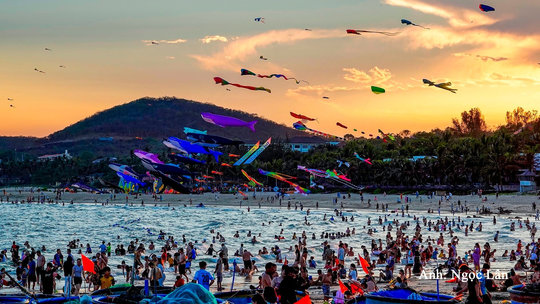 Las agencias de turismo organizan actividades divertidas en la playa para que los turistas pasen unas vacaciones divertidas.jpg