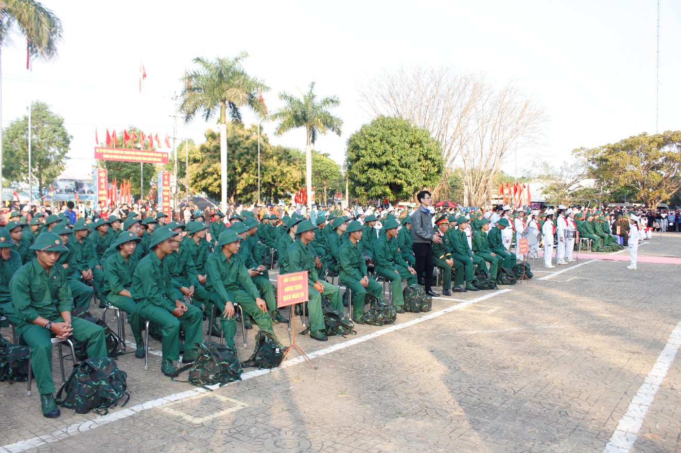 Le district de Buon Don organise une cérémonie d'enrôlement militaire en 2025