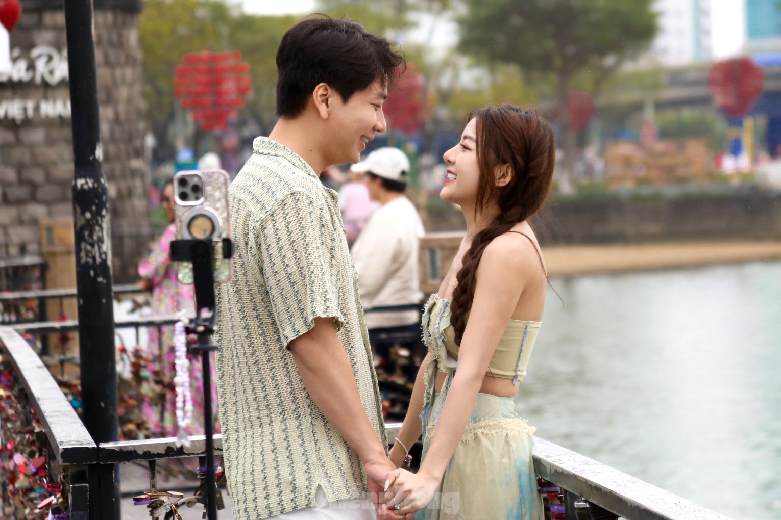 Love locks on a special bridge in Da Nang on Valentine's Day photo 4