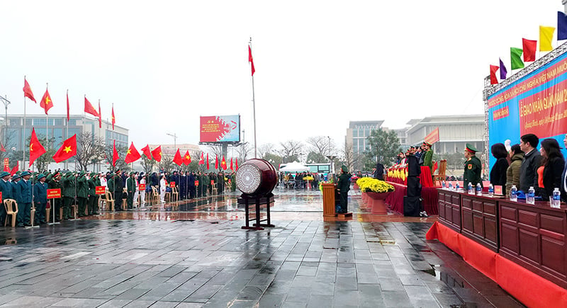 Scene of the military handover ceremony in Dong Hoi City.