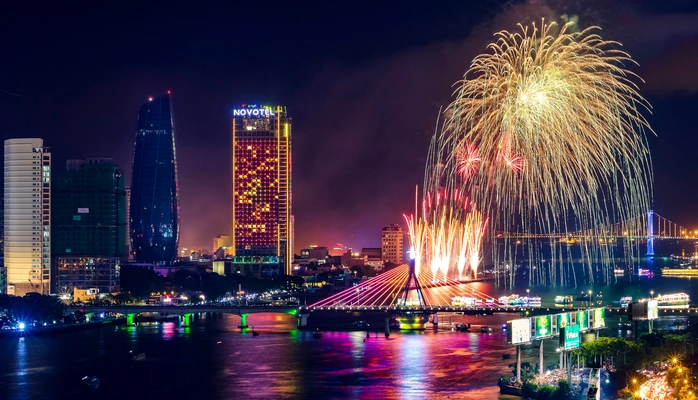 Feuerwerk in Da Nang zur Feier des 50. Jahrestags des Befreiungstages der Stadt