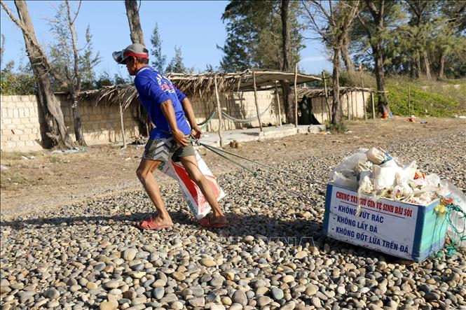 Recolectando basura silenciosamente en la playa de rocas de 7 colores: amando el océano a tu manera