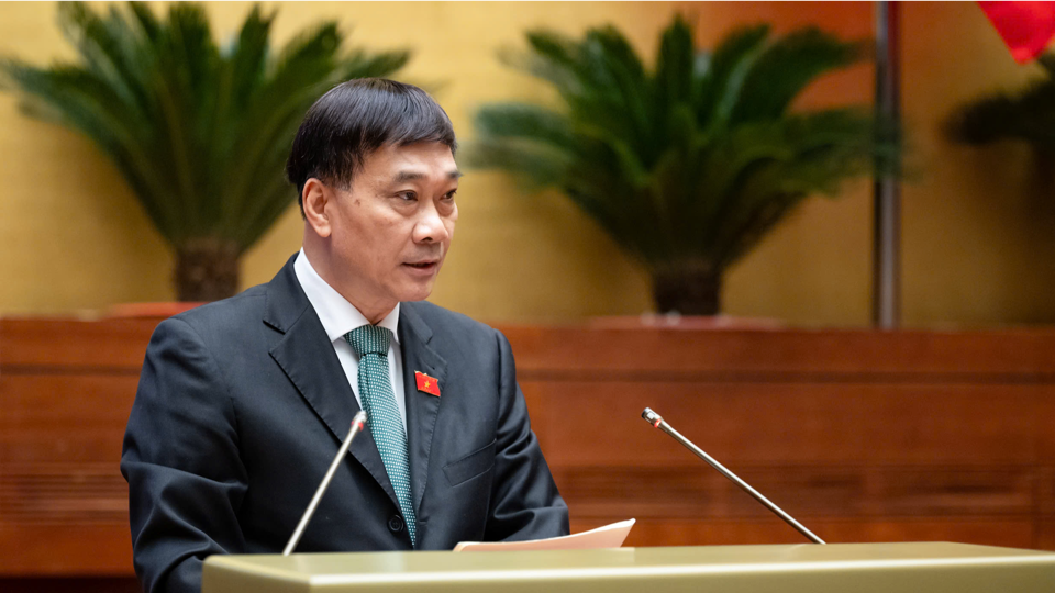 El presidente del Comité Económico, Vu Hong Thanh, presentó el informe de auditoría. Foto: Quochoi.vn  