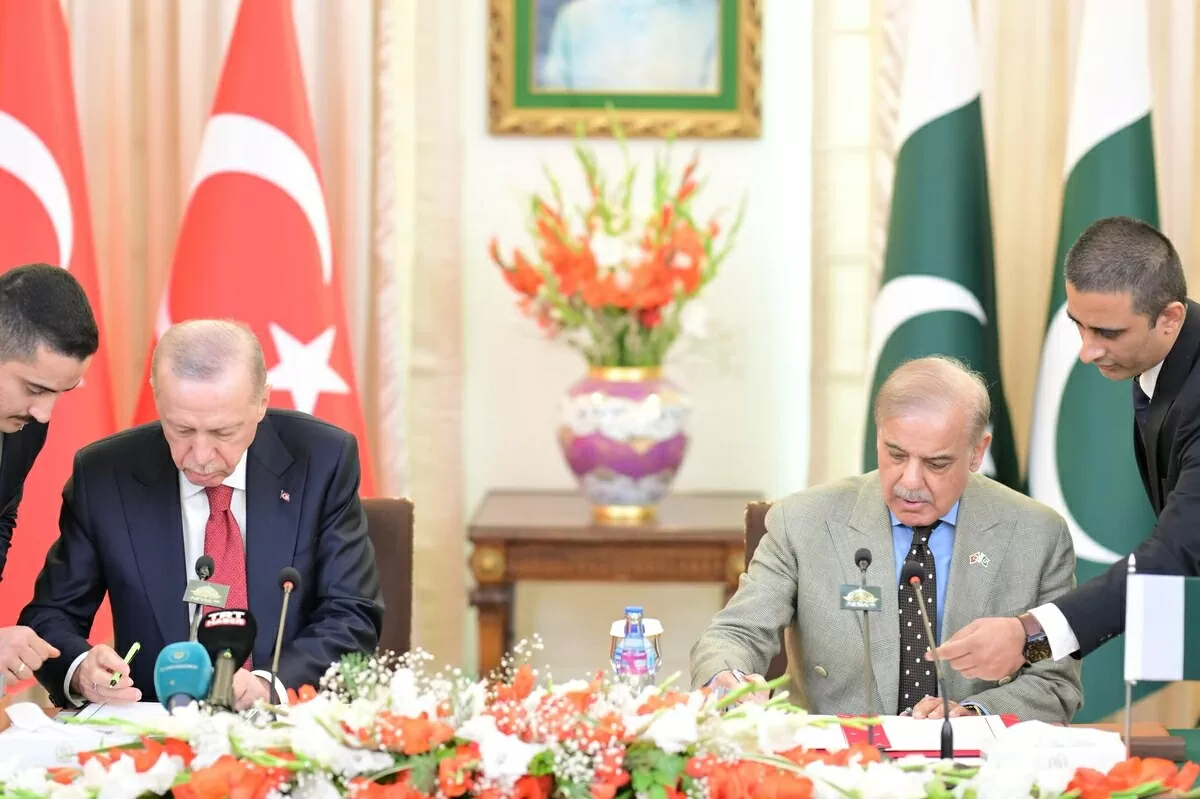 Tổng thống Thổ Nhĩ Kỳ Recep Tayyip Erdogan (trái) và Thủ tướng Pakistan Shehbaz Sharif ký tuyên bố chung về phiên lần thứ 7 của Hội đồng hợp tác chiến lược cấp cao Thổ Nhĩ Kỳ-Pakistan vào ngày 13/2/2025 tại Islamabad, Pakistan. (Nguồn: Văn phòng Thủ tướng Pakistan)