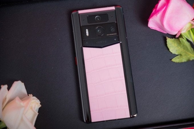 Metavertu 2 世代のピンク アリゲーター リーダー フォンの背面は希少な素材で作られており、女性的で豪華な色調です。写真: Vertu Vietnam