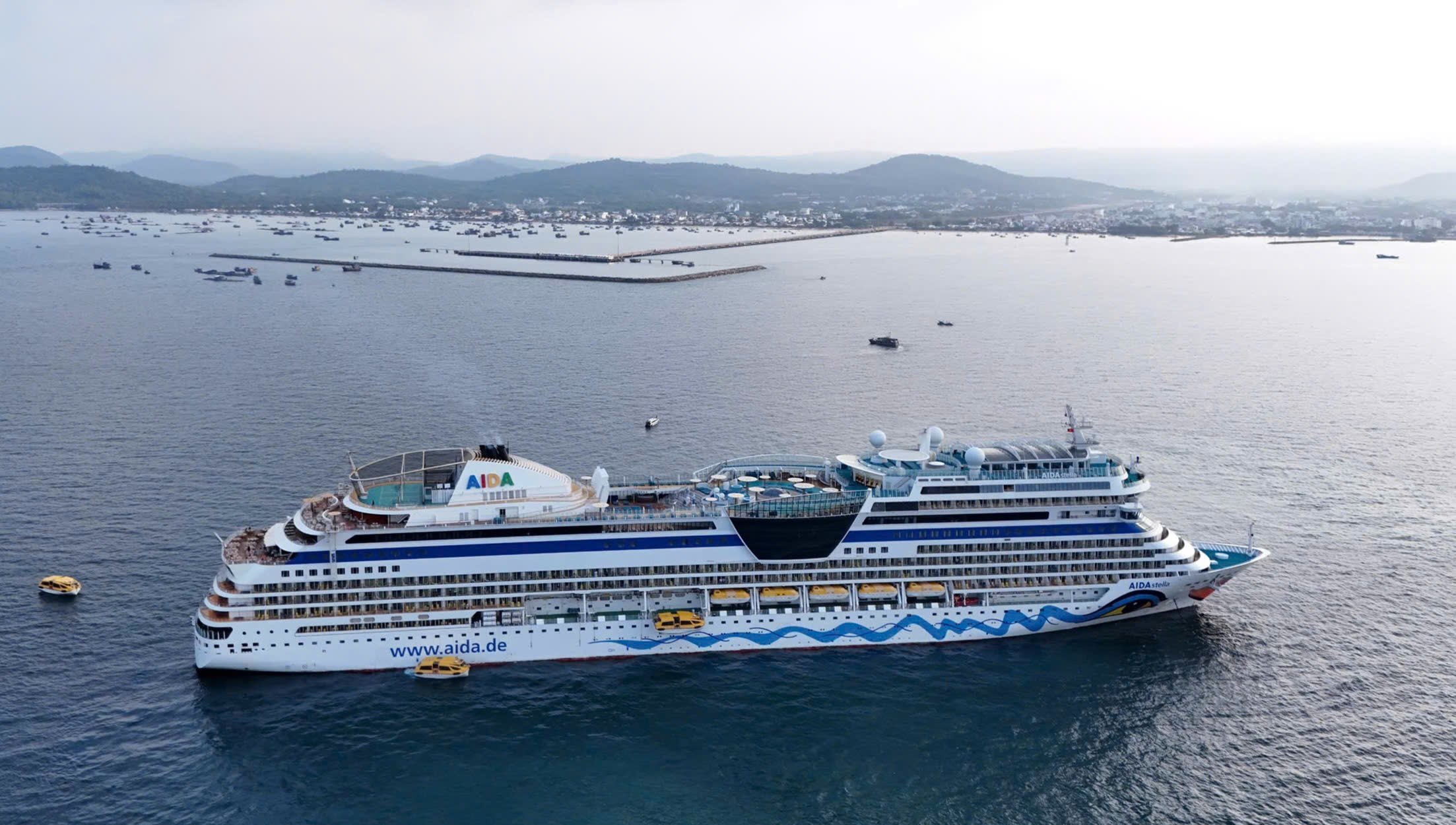 Crucero internacional trae 2.100 turistas a Phu Quoc en el día de San Valentín - Foto 1.