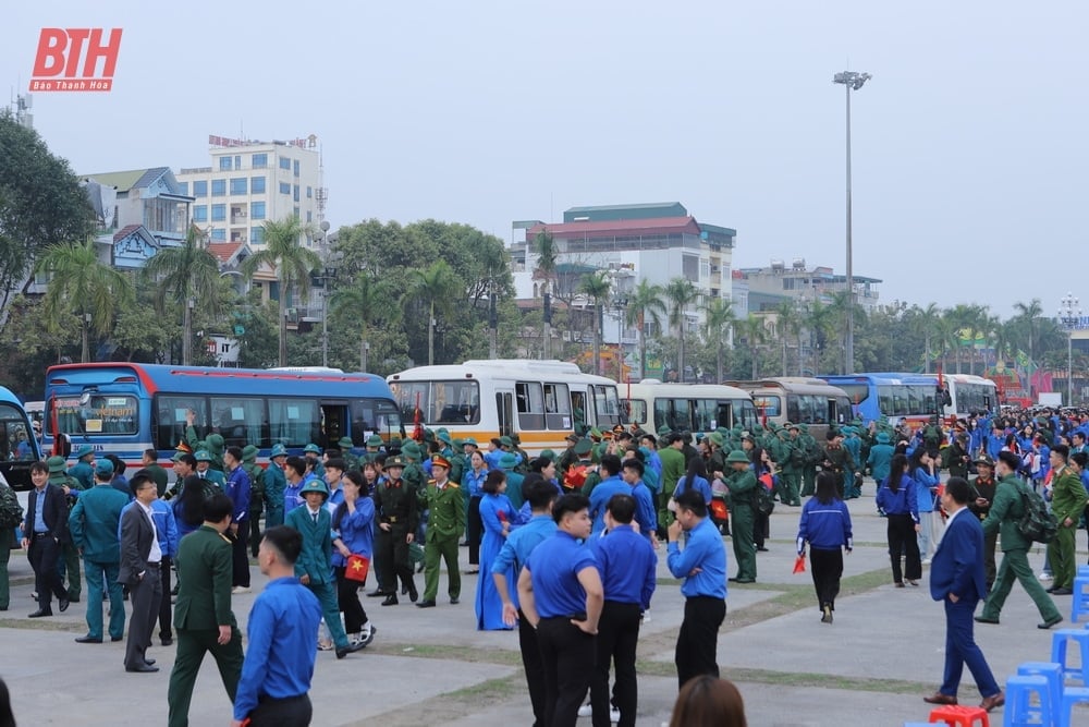 Provincial Party Secretary Nguyen Doan Anh attended the military enlistment ceremony in Thanh Hoa City.