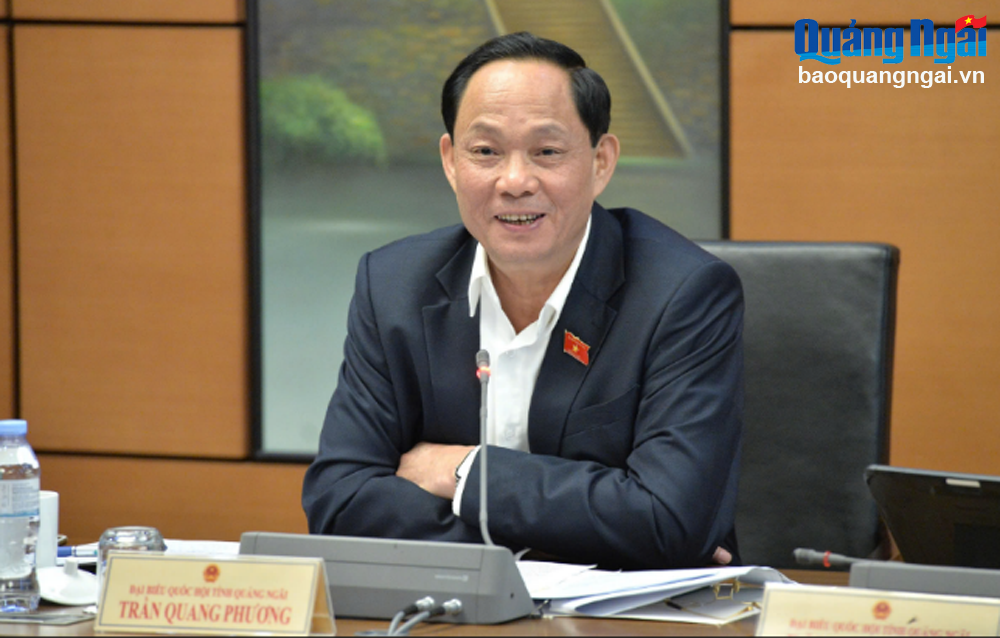 Generalleutnant Tran Quang Phuong, stellvertretender Vorsitzender der Nationalversammlung, äußerte bei der Diskussion seine Meinung. Foto: V.TAN