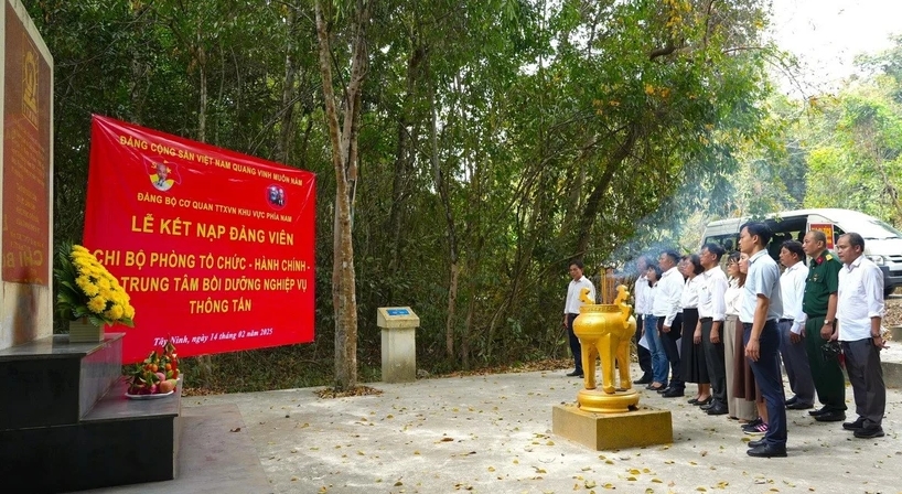 La agencia de noticias de Vietnam rinde homenaje a los mártires heroicos imagen 1