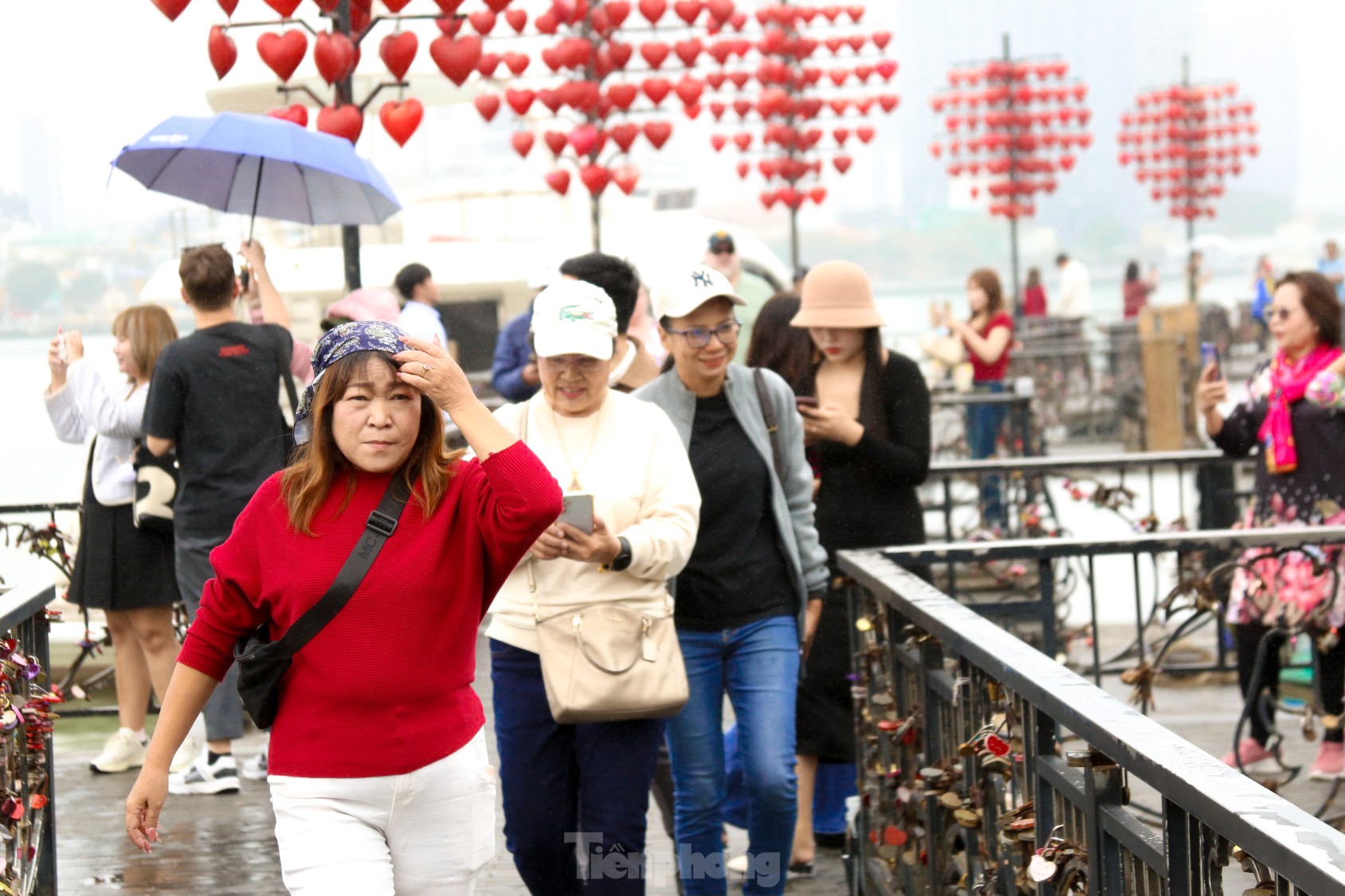 Love locks on a special bridge in Da Nang on Valentine's Day photo 3