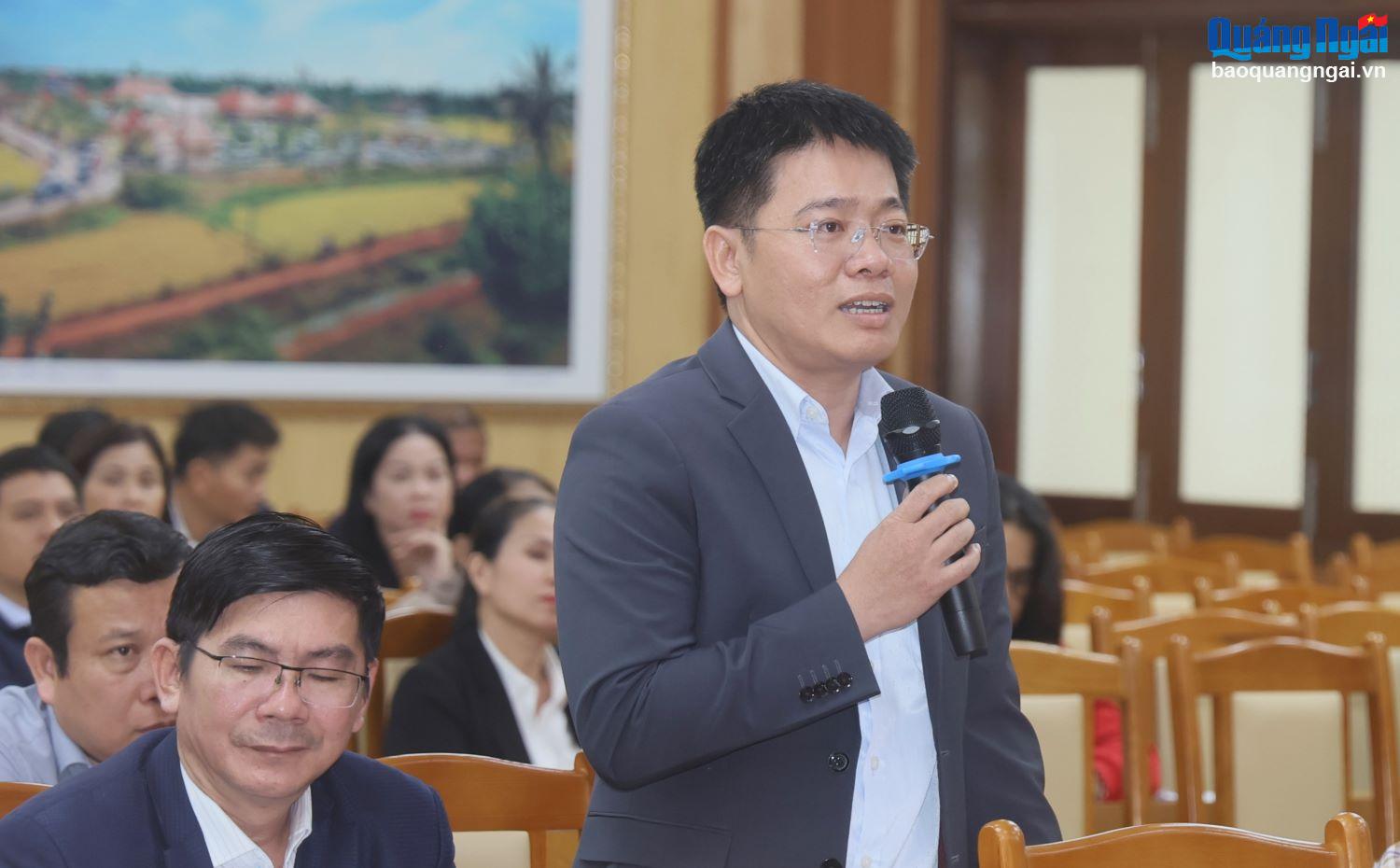 Nguyen Tuong Duy, Parteisekretär des Bezirks Binh Son, diskutierte auf der Konferenz.