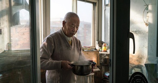 Mon grand-père était gravement malade et je n'ai pas pu revenir pour m'occuper de lui. Quand j'ai reçu le vieux sac en tissu qu'il avait laissé avant de mourir, j'ai fondu en larmes.