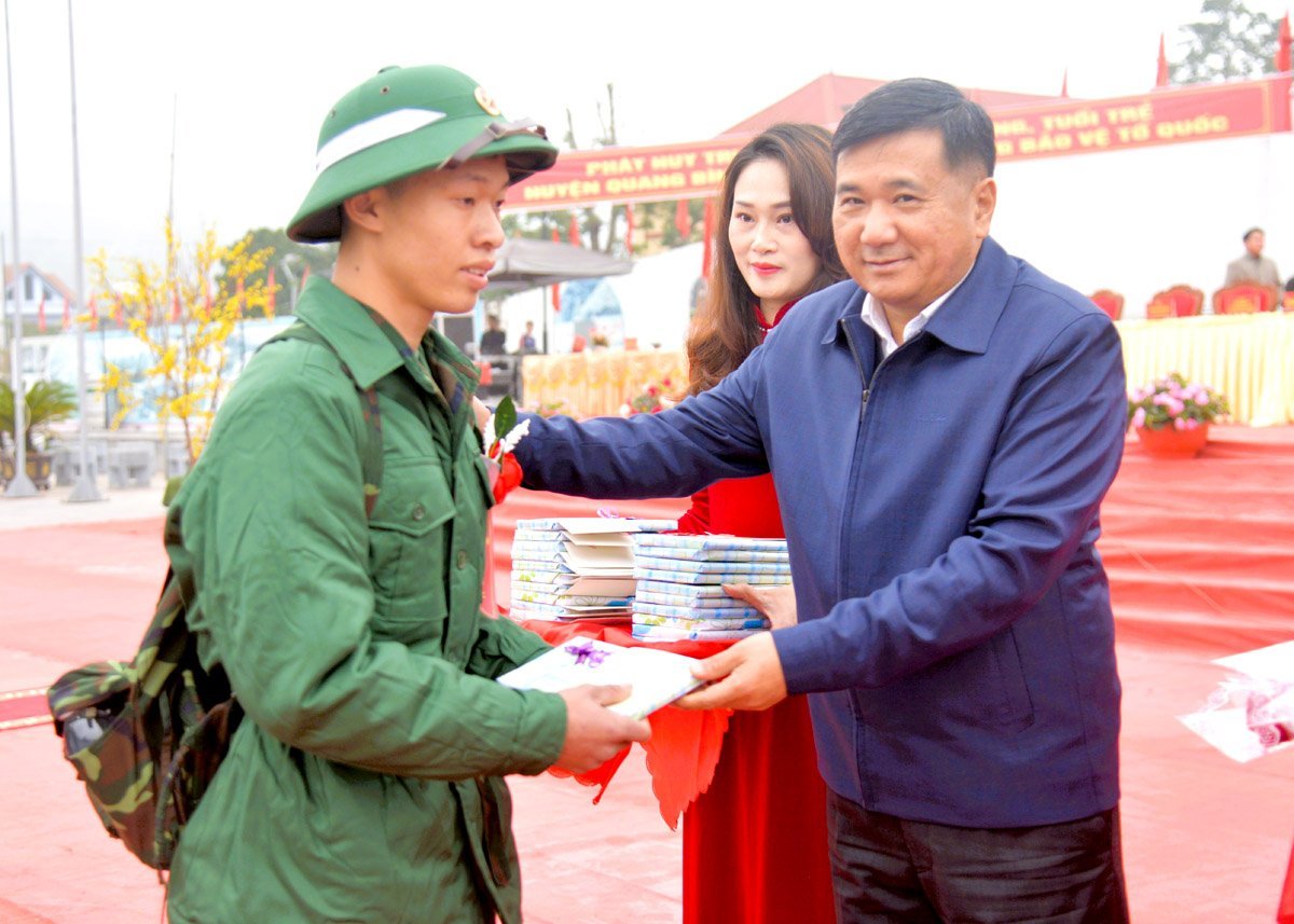 Der ständige stellvertretende Vorsitzende des Volksrats der Provinz, Hau Minh Loi, überreichte Geschenke und ermutigte neue Rekruten, der Armee beizutreten.