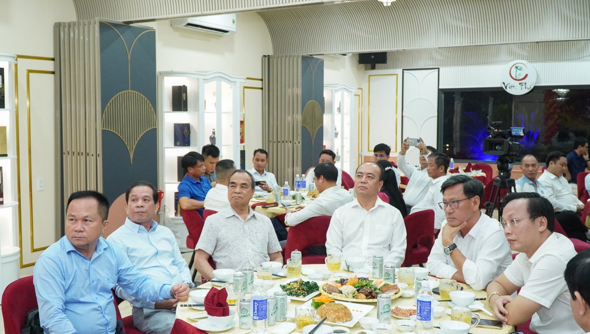 El presidente interino del Comité Popular Provincial, Ha Sy Dong, se reunió con empresarios de Quang Tri en la ciudad. Ho Chi Minh