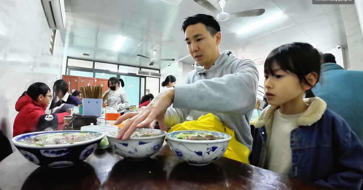 Japanese customers line up to eat pho far from the center of Hanoi, praising it as delicious.