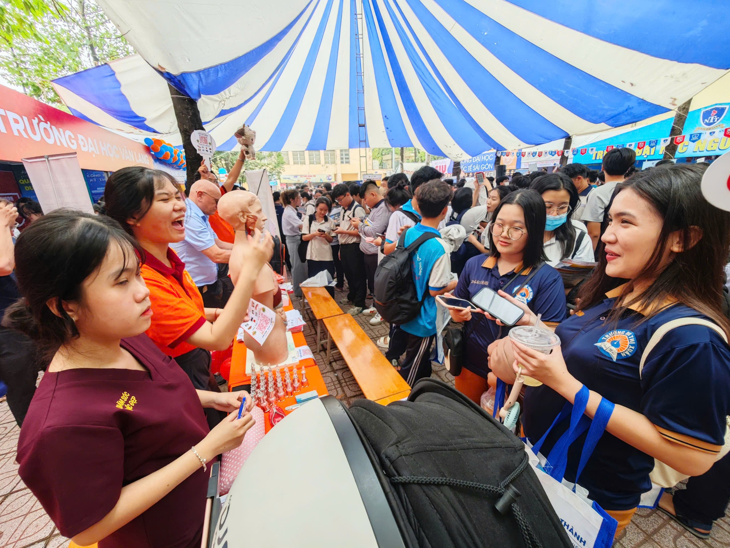 Nghe quy chế tuyển sinh đại học, 10.000 học sinh đến Đồng Nai- Ảnh 5.