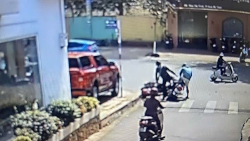 The collision between Mr. Vo Tran Hoang Quoc Trung's motorbike and a motorbike driven by two young men. Photo taken from clip.
