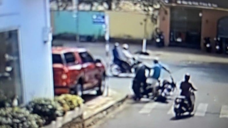 Two young men who assaulted a man after a traffic collision in the middle of Buon Ma Thuot city need to be severely punished, photo 1