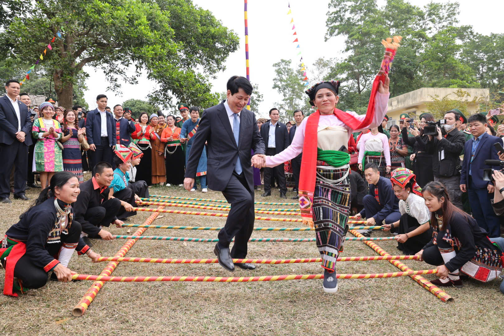 tung bung ngay hoi sac xuan tren moi mien to quoc nam 2025 hinh 1