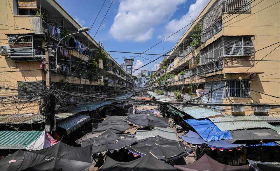 El complejo de apartamentos Ngo Gia Tu se ha degradado gravemente después de más de 50 años de construcción. Foto: Dan Tri