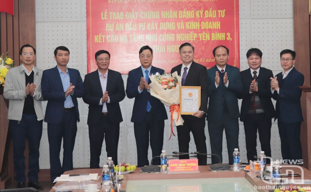 Awarding the investment registration certificate for the Yen Binh 3 Industrial Park infrastructure construction and business project. Photo: T.L