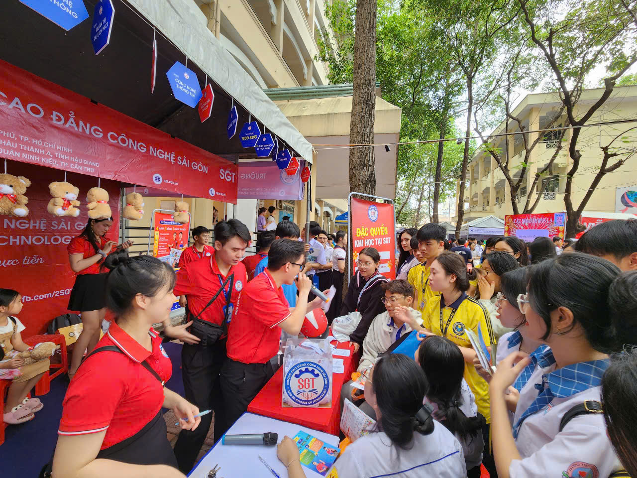 Nghe quy chế tuyển sinh đại học, 10.000 học sinh đến Đồng Nai- Ảnh 17.