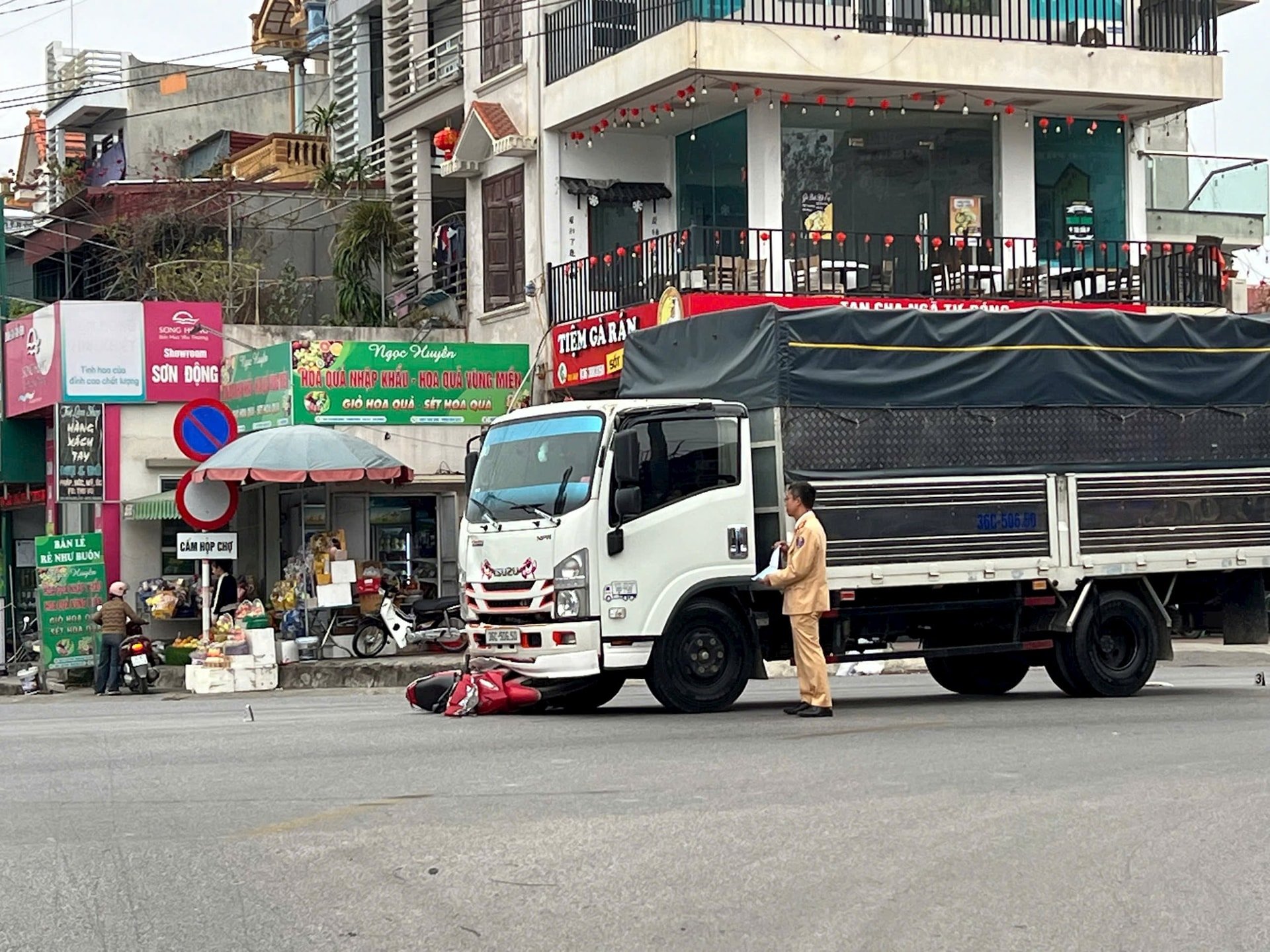 ชายวัย 51 ปี ถูกรถบรรทุกชนขณะข้ามถนนอย่างไม่ระมัดระวัง