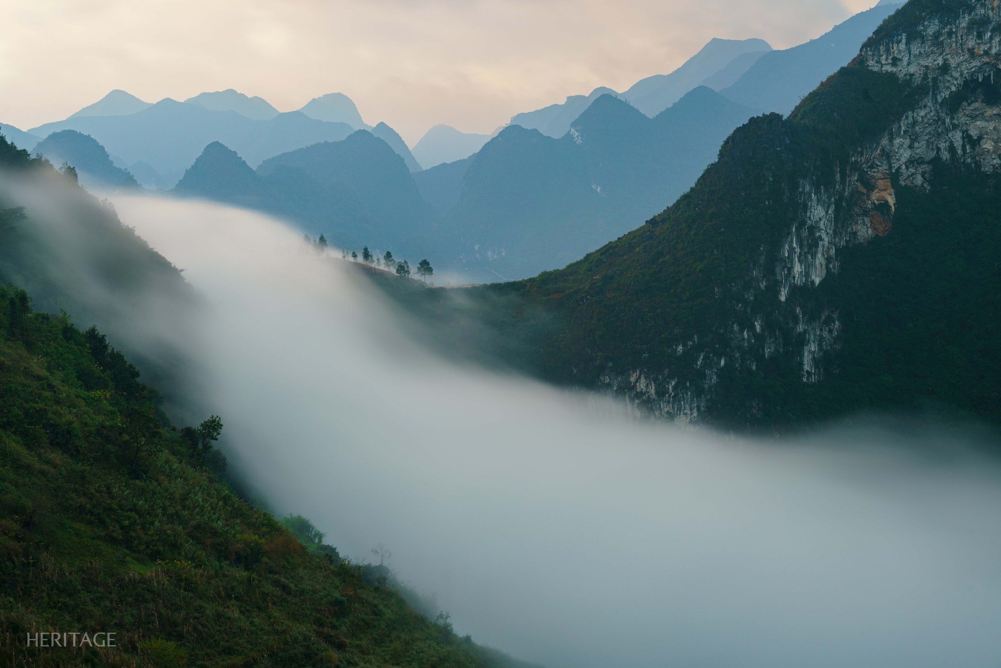 Jagdwolken auf nördlichen Bergstraßen