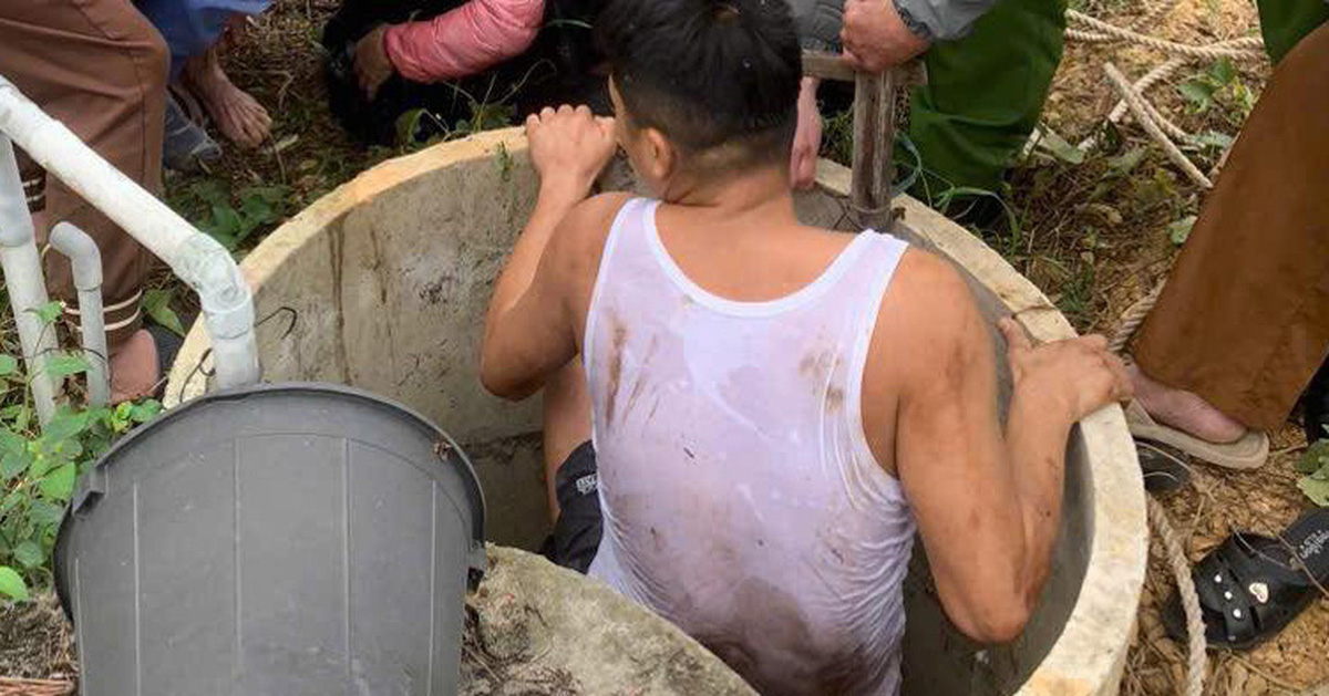 Commune police climbed down a deep well to save an 88-year-old woman.