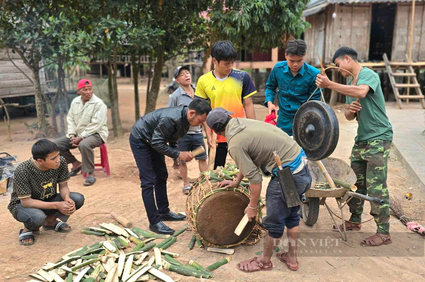 Quảng Bình: Trai, gái xúm vào đập thủng mặt trống rồi dắt nhau vào rừng 