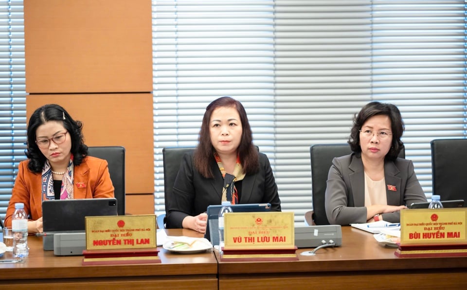 National Assembly deputies attend a group discussion session at the Hanoi National Assembly Delegation. Photo: Pham Thang