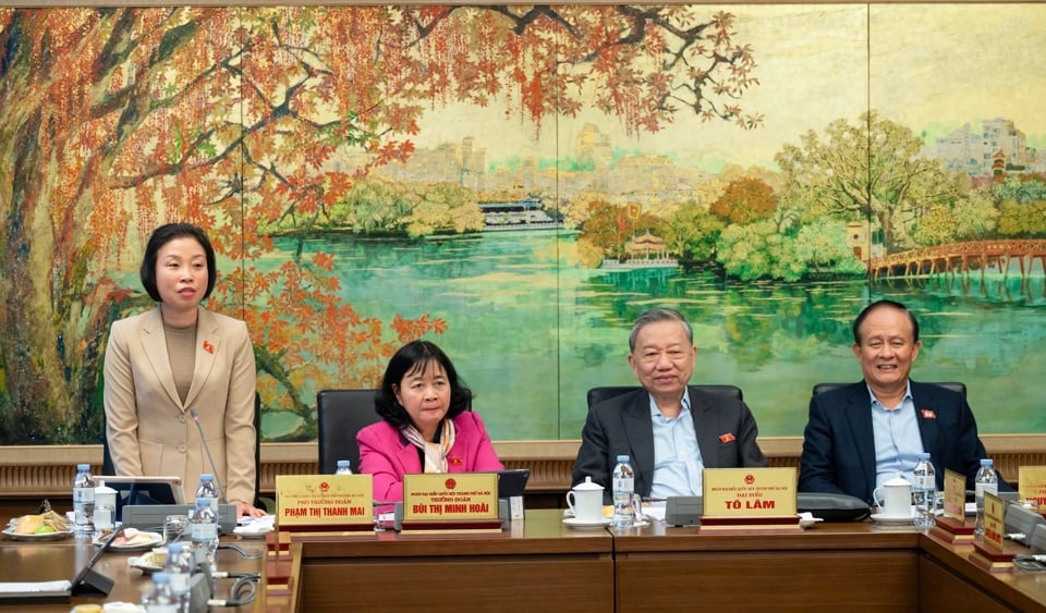 Deputy Head of the Hanoi National Assembly Delegation Pham Thi Thanh Mai speaks at the group discussion session. Photo: Pham Thang