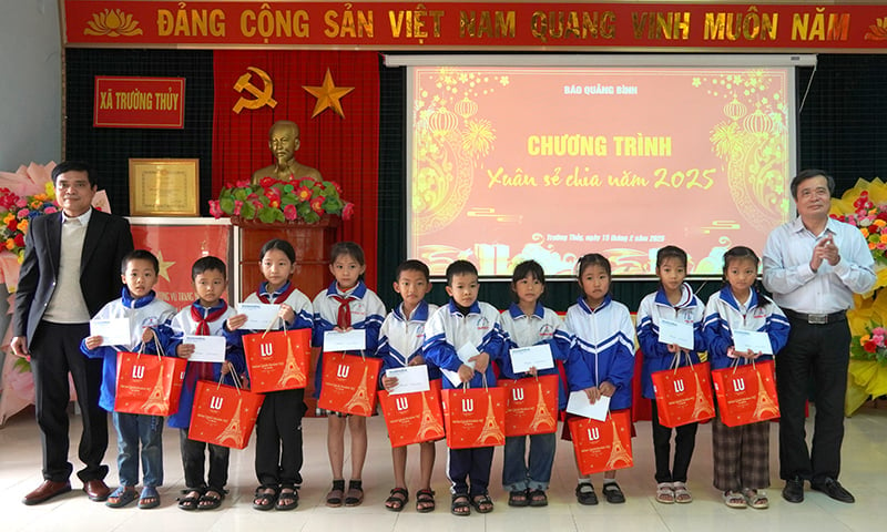 Vertreter der Zeitung Quang Binh und der Grund- und weiterführenden Schule Nr. 1 von Truong Thuy überreichten Schülern in schwierigen Situationen Geschenke.