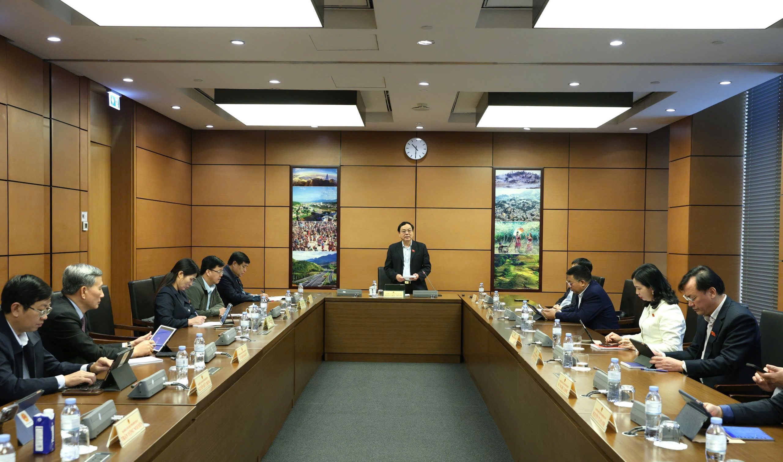 Le délégué de l'Assemblée nationale Hoang Duc Thang a présidé une séance de discussion de groupe sur les politiques en matière de science, de technologie, d'innovation et d'activités de transformation numérique nationale.