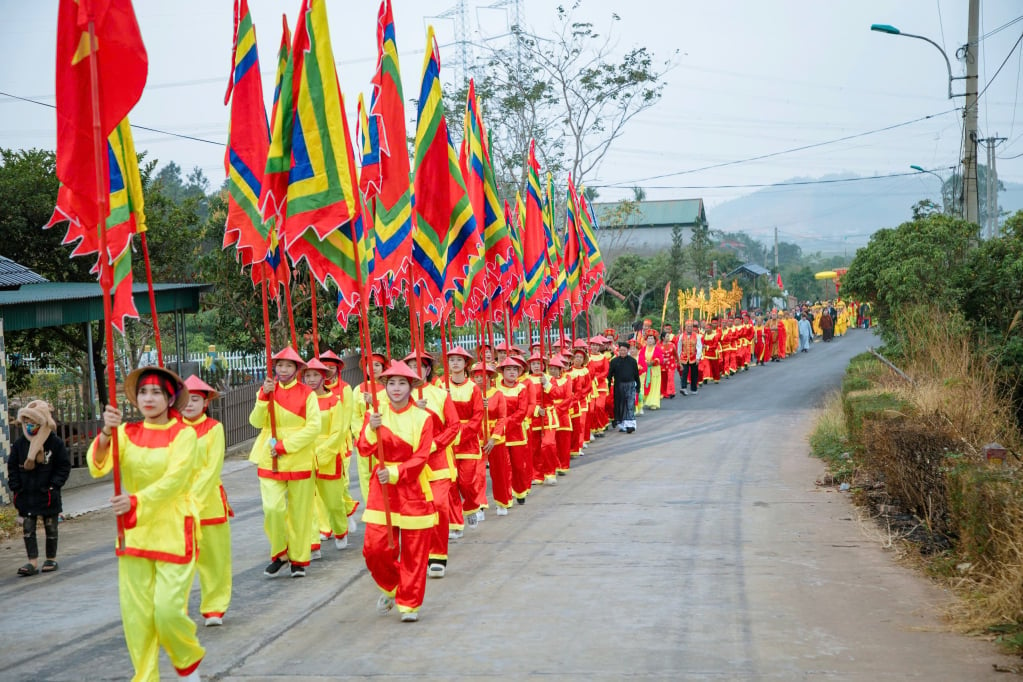 The water procession ceremony is meant to pay tribute to the ancestors of the Tran Dynasty, a dynasty that started from the fishing profession associated with rivers.